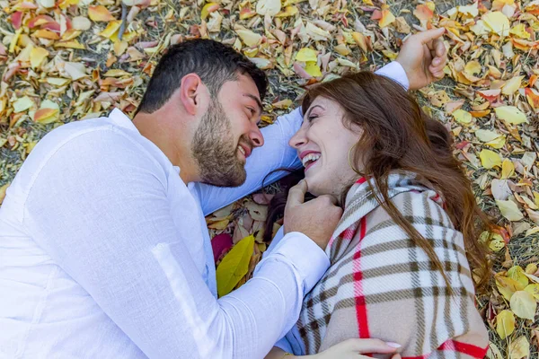 Jeune Couple Romantique Dans Parc Automne Couple Dans Jardin — Photo