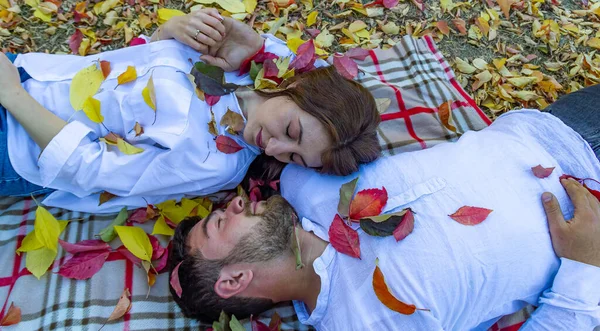 Jeune Couple Romantique Dans Parc Automne Couple Dans Jardin — Photo