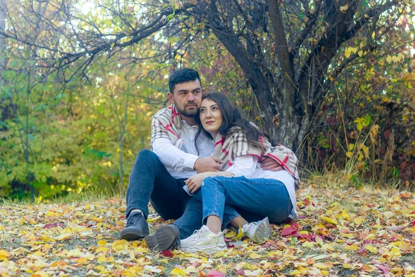 Jeune Couple Romantique Dans Parc Automne Couple Dans Jardin — Photo