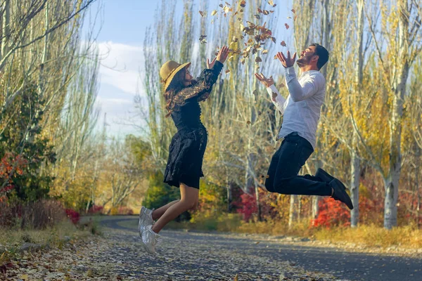 Jovem Casal Romântico Parque Outono Casal Jardim — Fotografia de Stock