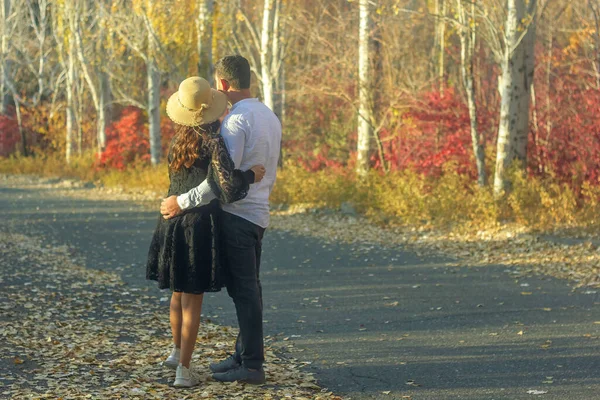 Jovem Casal Romântico Parque Outono Casal Jardim — Fotografia de Stock