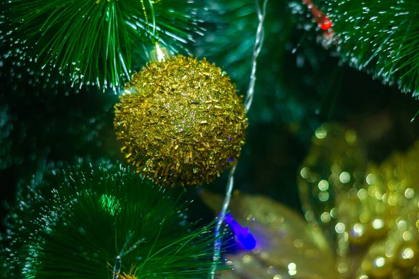 Kerstboomversiering Kerstversiering Een Boom Kerstboom Met Ballen — Stockfoto