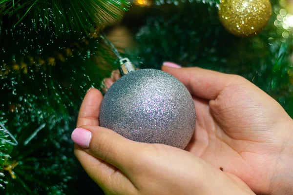 Hand Houden Kerstbal Kerstboom Kerstboom Decoraties Kerstboom Ornament — Stockfoto