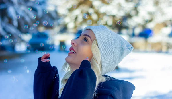 Kobieta Parku Zimowym Dowcip Bańki Portret Blondynki — Zdjęcie stockowe