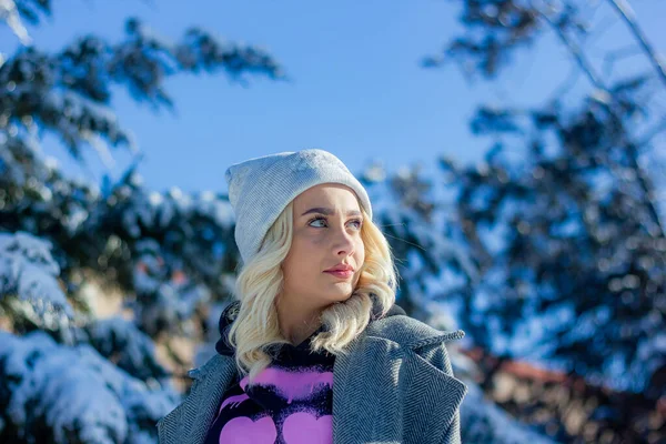 Portret Kobiety Parku Portret Kobiety Parku Zimowym Portret Blondynki Kobieta — Zdjęcie stockowe