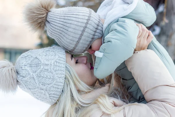 Anne Bebek Kışın Ebeveyn Çocuk Kışın — Stok fotoğraf