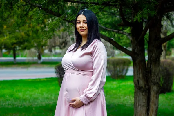 Беременная Женщина Парке Красивая Женщина Парке Беременная Весной — стоковое фото