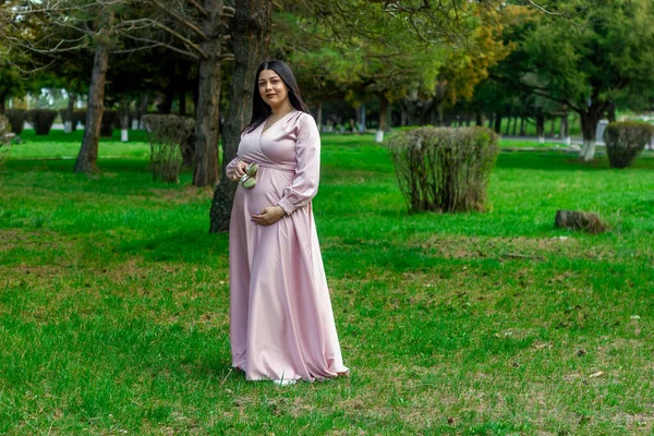 Kobieta Ciąży Parku Piękna Kobieta Parku Kobieta Ciąży Wiosną — Zdjęcie stockowe