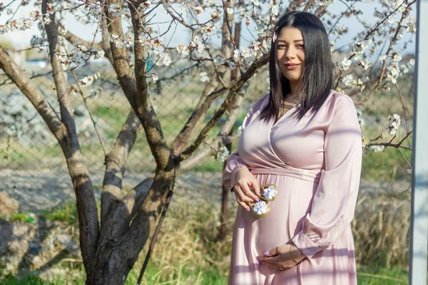 Gravid Kvinna Parken Vacker Kvinna Parken Gravid Kvinna Våren — Stockfoto