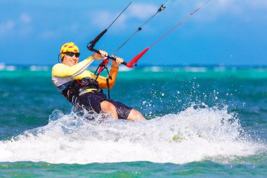 smiing kitesurfer deniz arka plan üzerinde