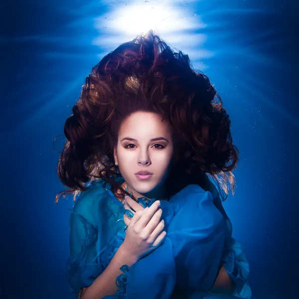 Víz alatti fotó csinos, fiatal lány, rajta b sötét hosszú hajjal — Stock Fotó