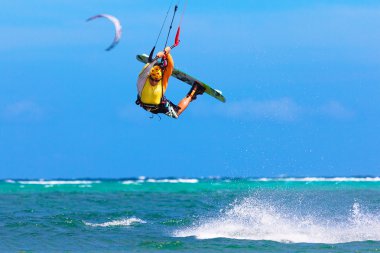 Deniz arka plan aşırı spor kitesurfing olarak genç kitesurfer