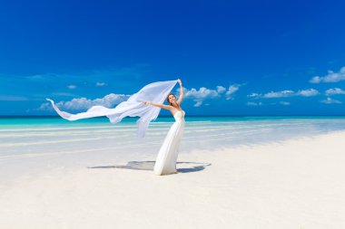 beyaz gelinlik ve büyük beyaz trai güzel nişanlısı