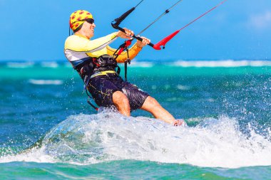 Genç smiing kitesurfer deniz arka plan aşırı spor kitesur üzerinde