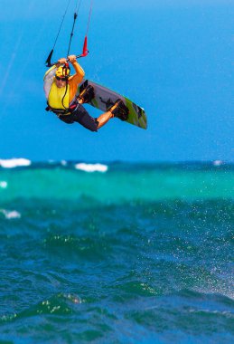 Genç smiing kitesurfer deniz arka plan aşırı spor kitesur üzerinde
