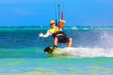 Genç smiing kitesurfer deniz arka plan aşırı spor kitesur üzerinde