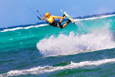 kitesurfer deniz arka plan aşırı spor kitesurfing atlama