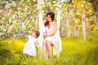  mutlu kadın ve çocuk çiçeklenme içinde garden.mothers gün bahar