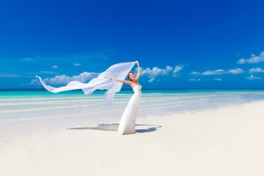 beyaz gelinlik ve büyük beyaz trai güzel nişanlısı