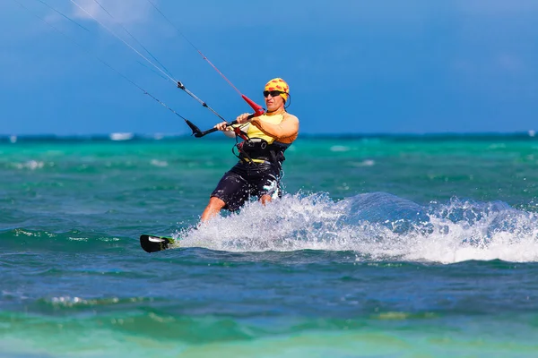 Deniz arka plan aşırı spor kitesurfing olarak genç kitesurfer