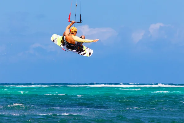 Jonge kitesurfer op zee achtergrond extreme sport kitesurfen — Stockfoto