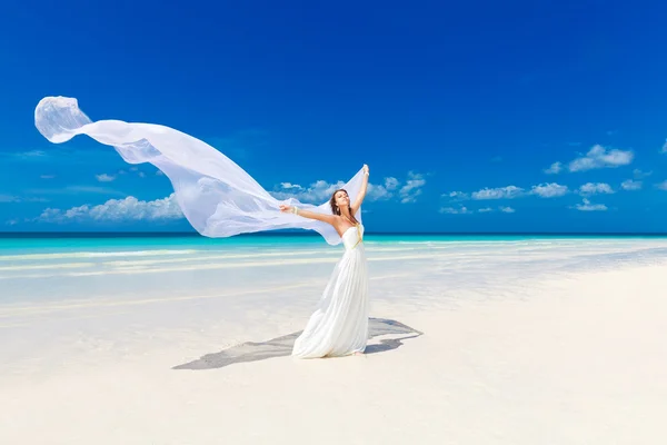 Beautiful fiancee in white wedding dress and big long white trai — Stock Photo, Image