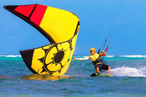 Genç smiing kitesurfer deniz arka plan aşırı spor kitesur üzerinde — Stok fotoğraf