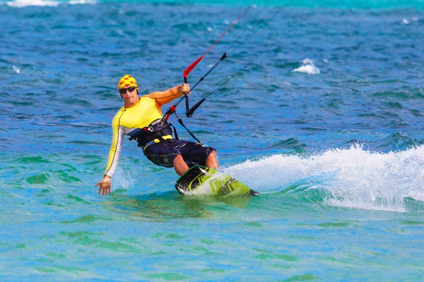 海の背景の極端なスポーツのカイトの若い kitesurfer — ストック写真