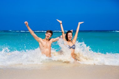 tropik sahilde mutlu sevgi dolu genç Çift