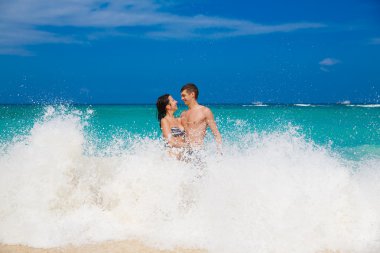 tropik sahilde mutlu sevgi dolu genç Çift