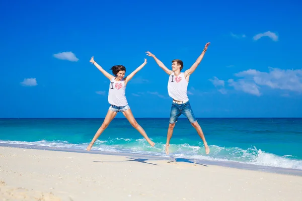 Unga älskande par på tropical beach — Stockfoto