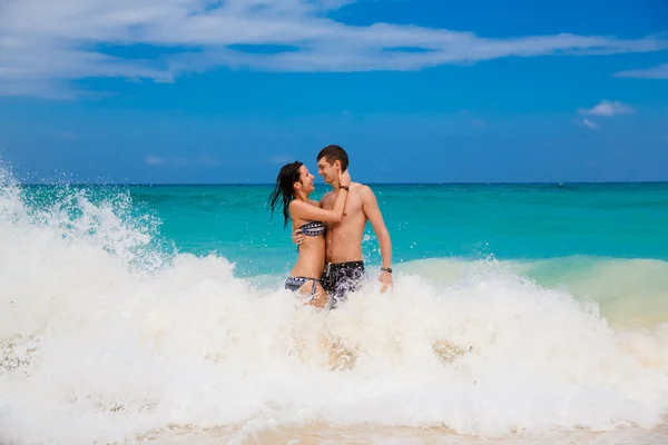 Mladí milující šťastný pár na tropické pláži — Stock fotografie