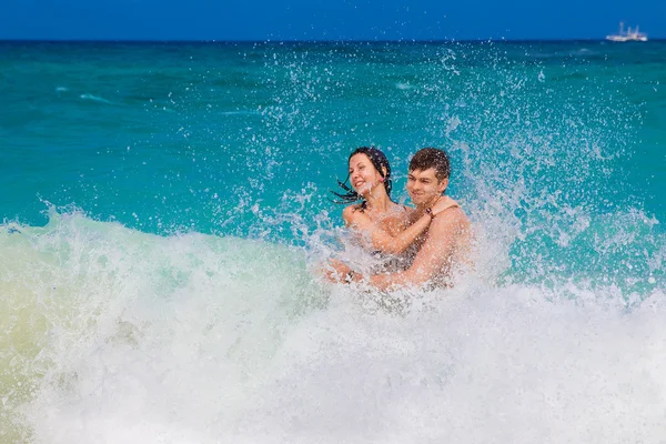 Jovem casal feliz amoroso na praia tropical — Fotografia de Stock