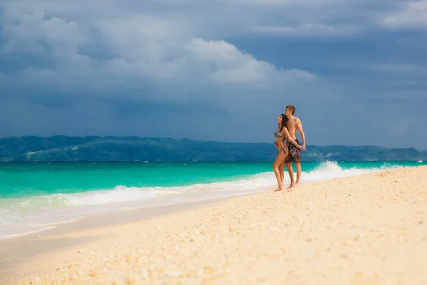 Giovane coppia felice amorevole sulla spiaggia tropicale — Foto Stock