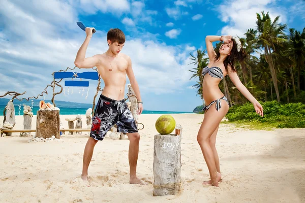 Joven amante feliz pareja en tropical playa —  Fotos de Stock
