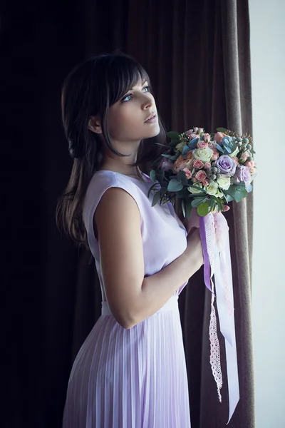 Krásná žena s kyticí — Stock fotografie