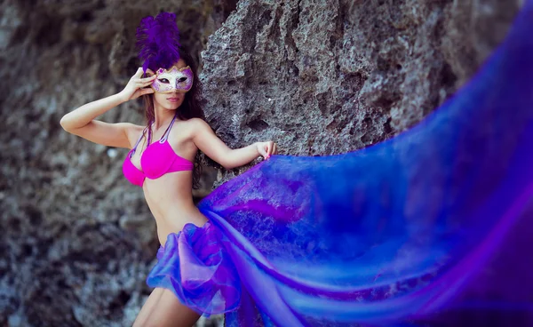 威尼斯的面具，身穿紫色长裙的布里漂亮的女孩 — 图库照片