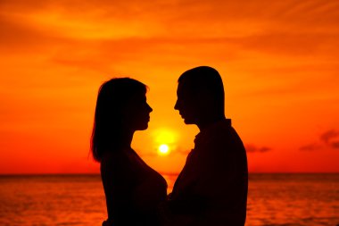 Günbatımında bac ile tropik sahilde öpüşme Romantik Çift