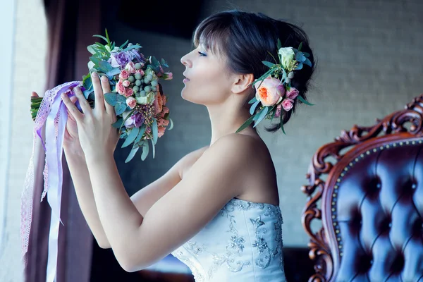 Beautiful young bride with bouquet — Stock Photo, Image