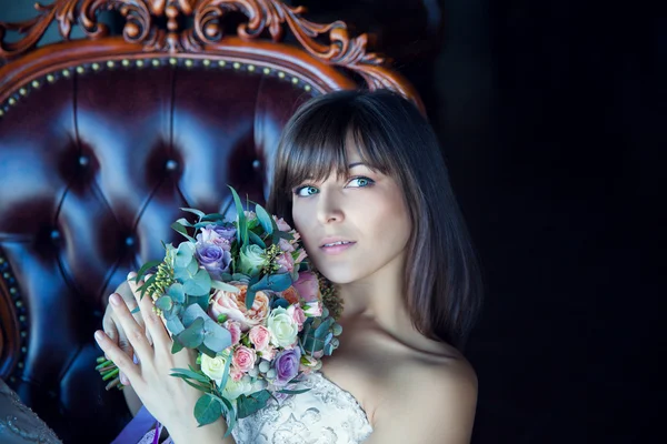 Bella sposa con bouquet — Foto Stock