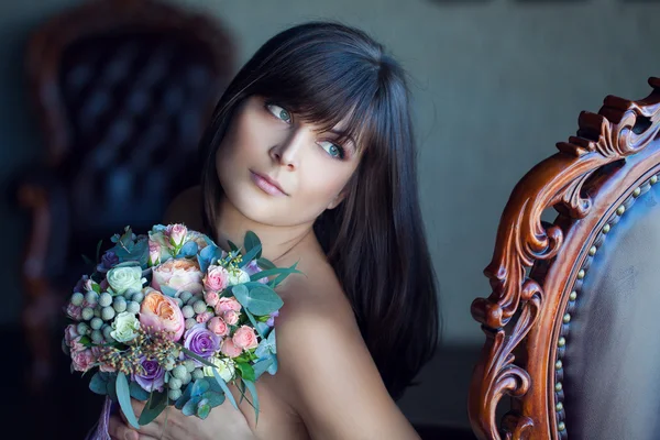 Belle jeune mariée avec bouquet — Photo