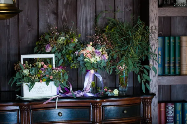 Hermosa composición floral en ramos de camode — Foto de Stock