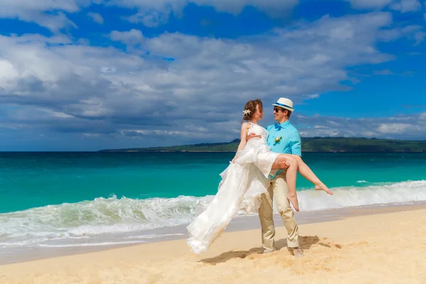 Ευτυχισμένη νύφη και τον γαμπρό, διασκεδάζοντας σε μια τροπική παραλία — Φωτογραφία Αρχείου