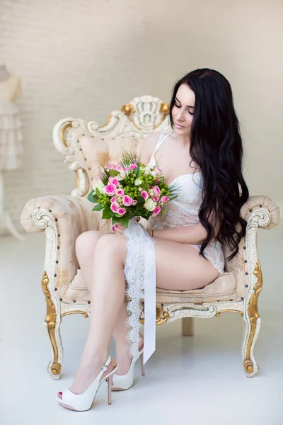 Прекрасная молодая невеста со свадебным букетом. Последние приготовления ко... — стоковое фото