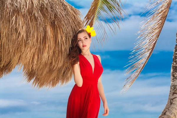 美丽的女人，穿着红色热带海岸 — 图库照片