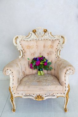 Düğün aksesuarları güzel laleler ve pion buket düğün