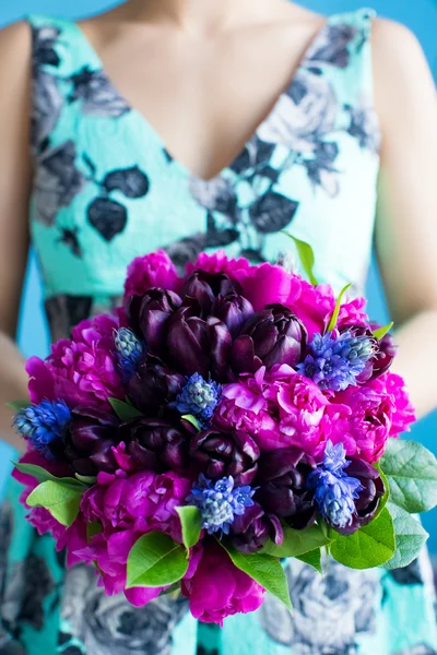 Dama de honor sostiene un ramo de boda de tulipanes y piones en púrpura — Foto de Stock