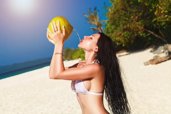 Young beautiful woman with long black hair in white bikini, drin — Stock Photo, Image