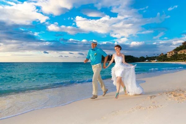 Wedding. Bbride and groom on the tropical coast at sunset — Stock Photo, Image