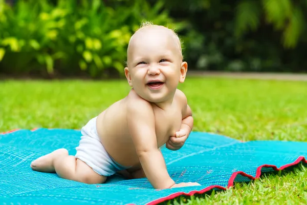 Porträtt av en vacker 6 månader baby leende utomhus. söt chil — Stockfoto